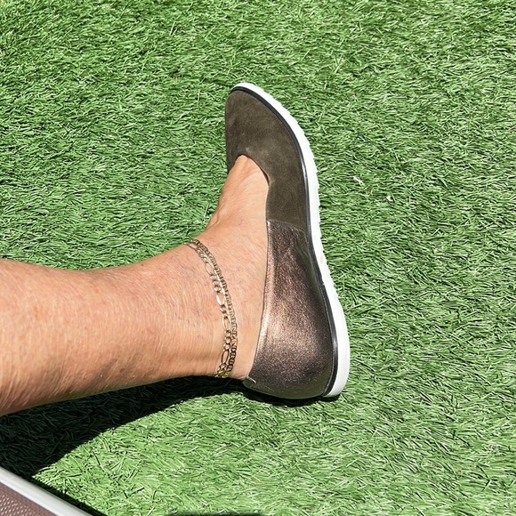 Aerosoles two-tone casual flats. Size 9.5 M Olive green and metallic gold. Cute! - Picture 3 of 7